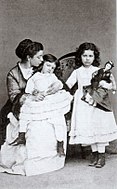 Lina Calamatta ja hänen kaksi tytärtään (05) .jpg