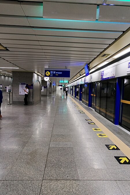 ไฟล์:MRT_Sam_Yot_platform_Phranakorn_side.jpg