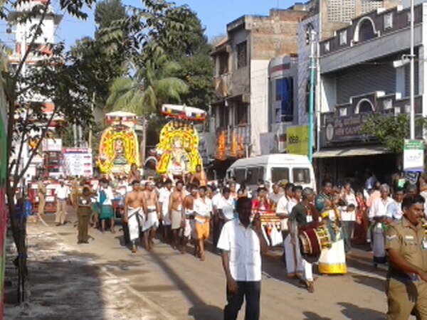 The Mahamaham festival include community events such as chariot processions from local temples, classical dance performances in temple mandapams and s