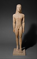 Estatua de mármol de kouros (hacia 590-580 a. C.), Metropolitan Museum of Art, Nueva York.