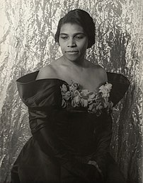 Marian Anderson, contralto américaine, photographiée en 1940 par Carl Van Vechten. (définition réelle 3 208 × 4 110)