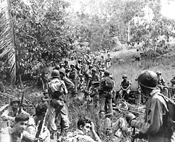 Tháng 11 năm 1942. Lực lượng Thủy quân Lục chiến Mỹ, có lẽ thuộc Sư đoàn 2, đang nghỉ ngơi tại chiến trường trong chiến dịch Guadalcanal.