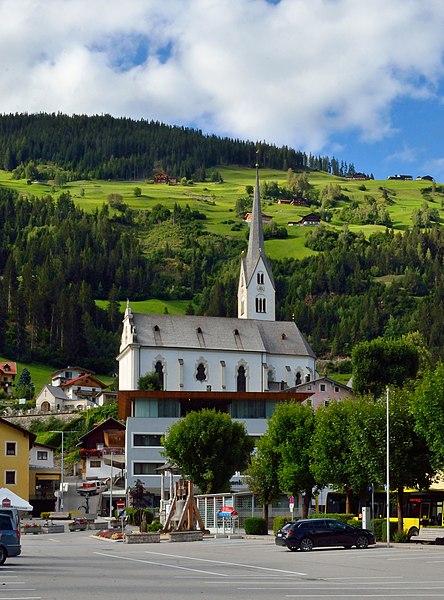 File:Markplatz Sillian mit Pfarrkirche.jpg