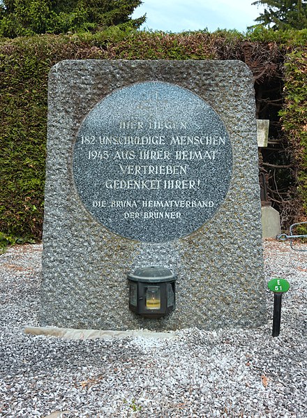 File:Mass grave for victims of the Brno death march on the cemetery Purkersdorf, Lower Austria, Austria-gravestone PNr°0835.jpg