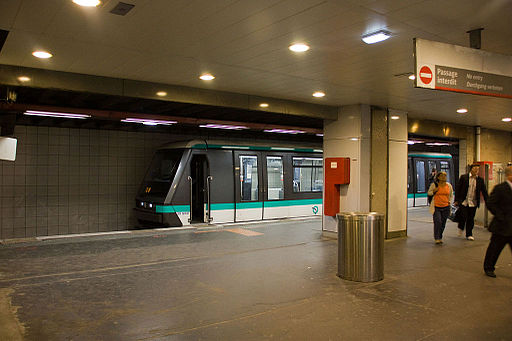 Metro L1 Grande-Arche IMG 5559