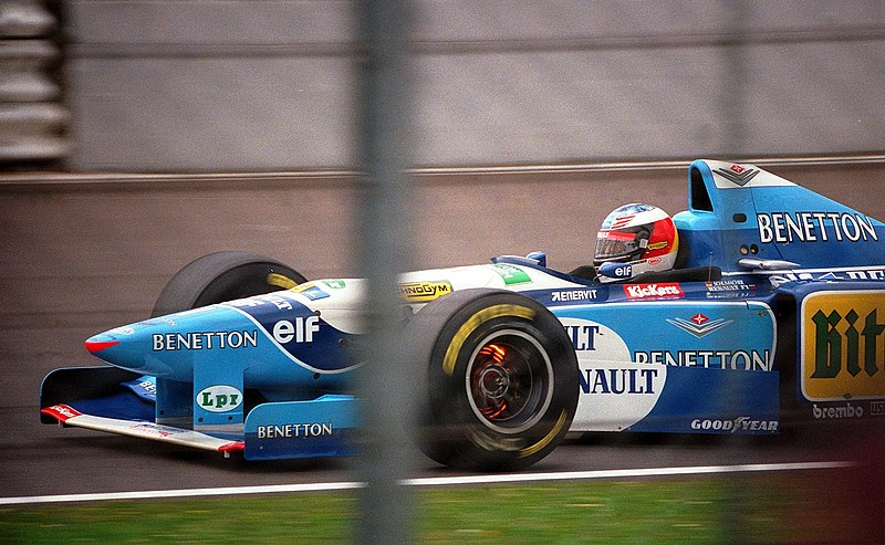 File:Michael Schumacher - Benetton B195 braking for Copse at the 1995 British Grand Prix, Silverstone (49727457538).jpg