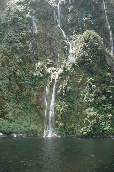 File:Milford Sound - panoramio - AwOiSoAk KaOsIoWa (4).jpg