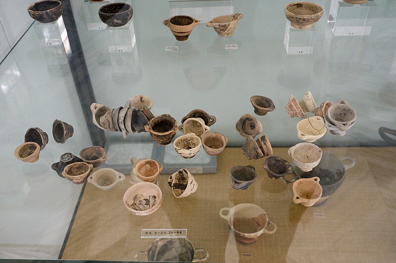 File:Miniature vessels from a sacrificial pyre, late 5th c BC, AM of Nemea, 201829.jpg