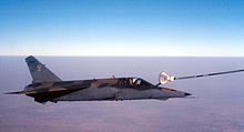 Un avion de chasse Mirage F1 en plein vol, en cours de ravitaillement en carburant.