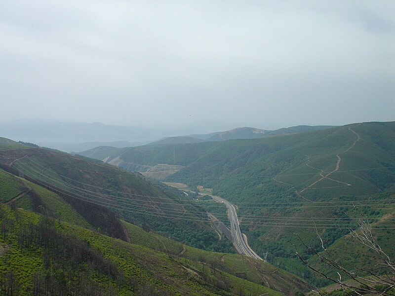 File:Montes del Bierzo.jpg