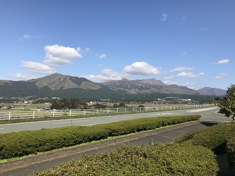 File:Mount Asosan from Shikinomori Hot Spring 2.jpg