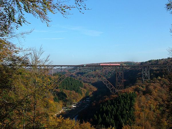 A train on Müngsten Bridge