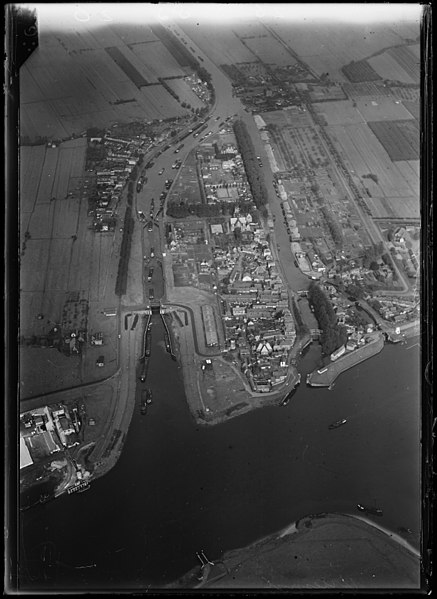 File:NIMH - 2011 - 0580 - Aerial photograph of Vreeswijk, The Netherlands - 1920 - 1940.jpg