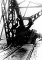 De spoorbrug over het Merwedekanaal te Weesp verongelukte trein 102, met de tegen de hoofdligger van de brug gebotste stoomlocomotief nr. 520 (serie 500) van de H.S.M. (later serie 2100 van de N.S. nr 2120) (in 1918)