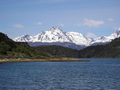 Vista do Parque Nacional da Terra do Fogo, na Argentina, através do Estreito de Beagle até a Ilha Hoste, no Chile.