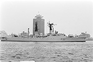 Navo-marineschepen bezoeken Amsterdam een van de schepen in het IJ, Bestanddeelnr 928-7990.jpg