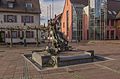 Bilder der aus Bronze gegossenen Brunnenanlage "Monument" aus dem Jahre 1990 auf dem Rathausplatz ist von Professor Lutz Brockhaus und stellt eine Chronik des Überlebenswillens der Stadt Neuenburg dar