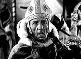 Свастики на митрі єпископа Тевтонського ордена з фільму «Олександр Невський».