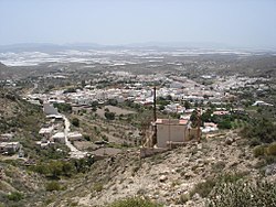 Typická vyprahlá krajina s rozsáhlými plochami pařenišť u města Níjar
