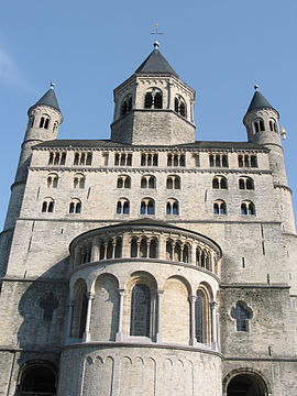 Ο Κολεγιακός ναός της Αγίας Γερτρούδης στο Νιβέλ του Βελγίου χρησιμοποιεί λεπτούς άξονες βελγικού μαρμάρου για να οριοθετήσει εναλλασσόμενα τυφλά ανοίγματα και παράθυρα. Τα παράθυρα που βρίσκονται ψηλότερα διαχωρίζονται παρομοίως σε δύο ανοίγματα από κιονίσκους.