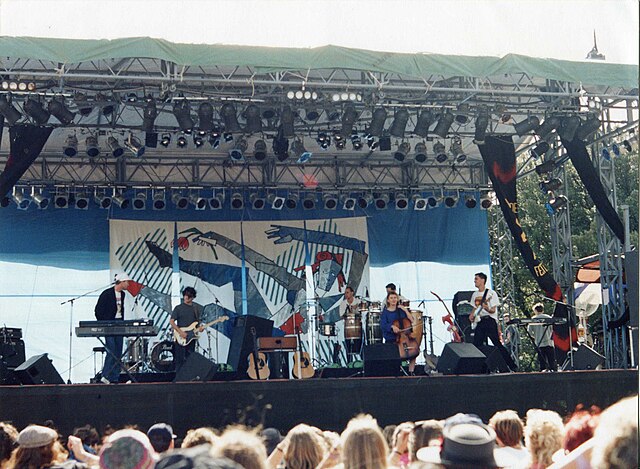 Not Drowning, Waving performing at WOMADelaide 1992 (the first)