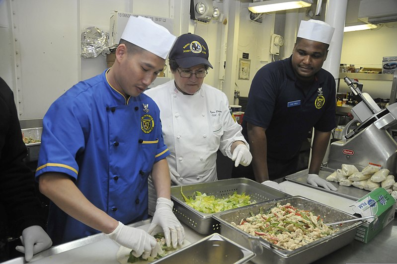 File:Nydia Ekstrom, certified executive chef from Unilever Food Solutions, assists culinary specialists from amphibious assault ship USS Peleliu (LHA 5) during her three-day visit aboard the ship, Jan. 30, 2014 140130-N-HU377-010.jpg