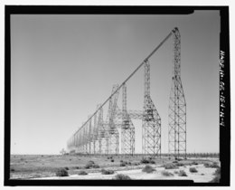 Šikmý pohled na severozápad Anténního pole - radarová síť zpětného rozptylu přes horizont, Christmas Valley Radar Site Transmit Sector Six Antenna Array, na nejmenované silnici západně od HAER OR-154-N-4.tif