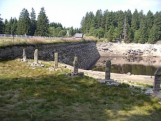 Granite posts in front of the outlet. Behind: the upstream side of the cyclopean stone wall at low water Oderteich4.jpg