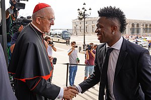 Vinicius Jr. in a trophy presentation ceremony at Virgin of Almudena in 2022 Ofrenda de la Liga y la Champions-18-L.Millan (52108254687).jpg