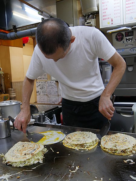 File:Okonomiyaki (15001197383).jpg