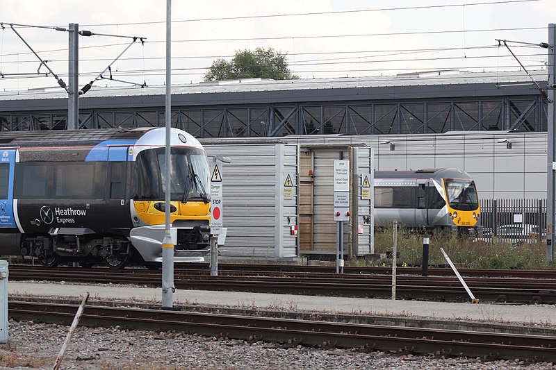 File:Old Oak Common - Heathrow Express 332012 and 360205.JPG