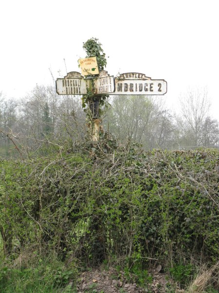 File:Old signpost, Luntley - geograph.org.uk - 1814671.jpg