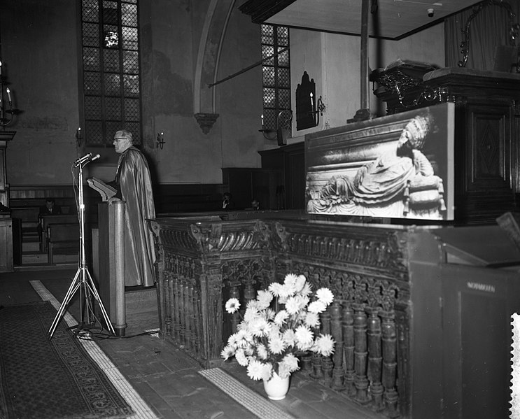 File:Opening tentoonstelling over Adrianus IV door Mgr B J Alfrink in het Centra, Bestanddeelnr 910-7084.jpg