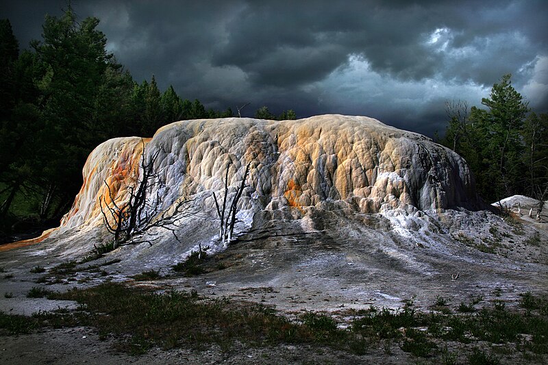 File:Orange Spring Mound at Mammoth Hot Springs.jpg