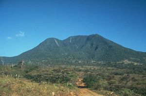 Orosí volkanik kompleksindeki en yüksek dağ Volcán Cacao'dur.  Gerçek Orosí'nin 5.5 km güneydoğusundaki Kakao'nun zirve krateri, burada gösterilen güneybatı tarafında bir heyelan sonucu kırılmıştır.