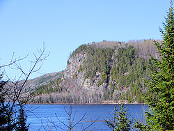 Lacs-du-Témiscamingue kiel vidite trans la Otavo-rivero proksime de Mattawa