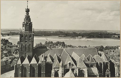 Overzicht zuidgevel en toren katholieke kerk vanaf hoog standpunt - Nijmegen - 20319315 - RCE