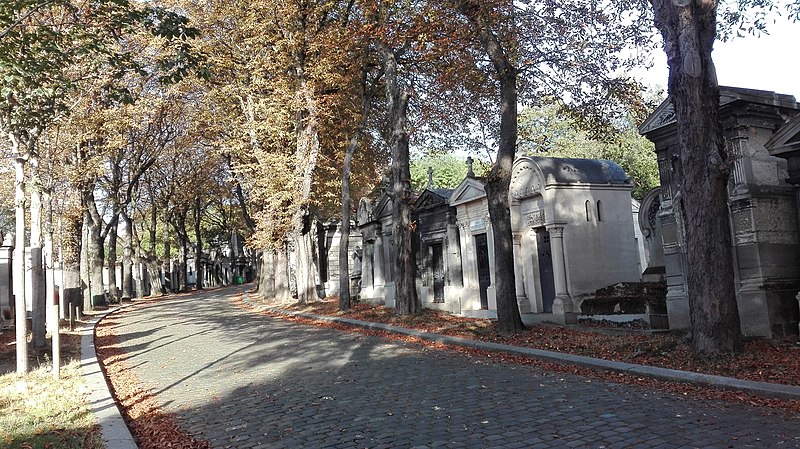 File:Père-Lachaise path (29884695061).jpg