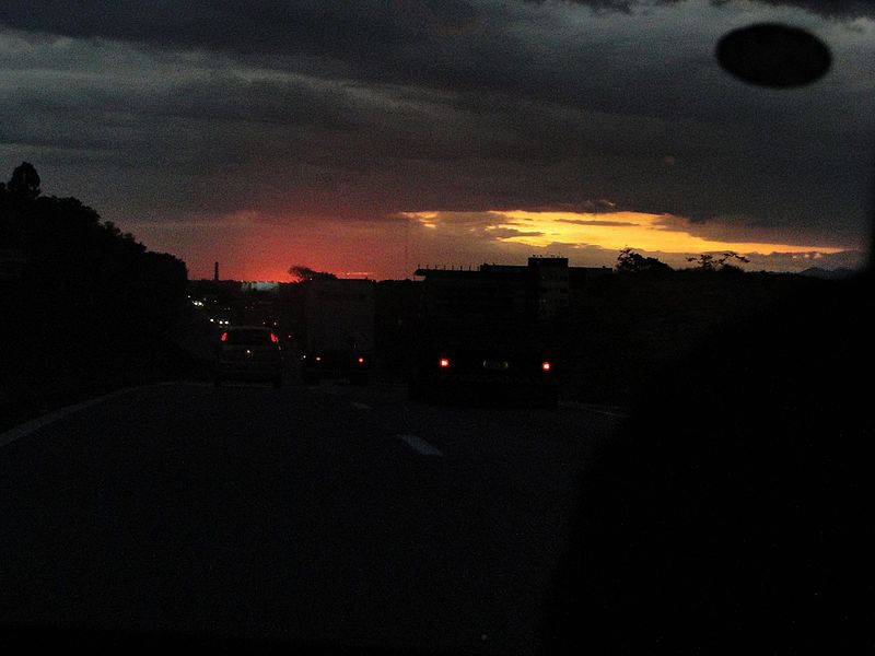 File:Pôr do sol na estrada.jpg