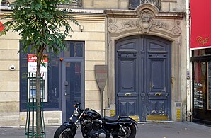 N°79-83 : borne de la ville de Paris rappelant l'existence de la collégiale Saint-Marcel.