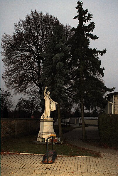 File:Parndorf Friedhofseingang Christusfigur.jpg