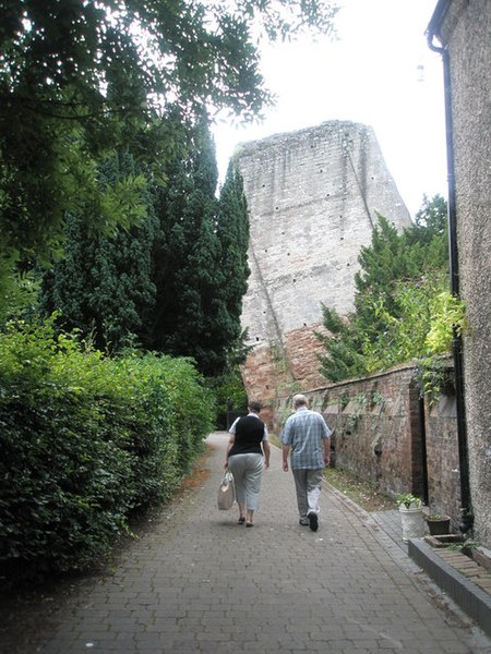 File:Path from St Mary Magdalene to Bridgnorth Castle - geograph.org.uk - 1453557.jpg