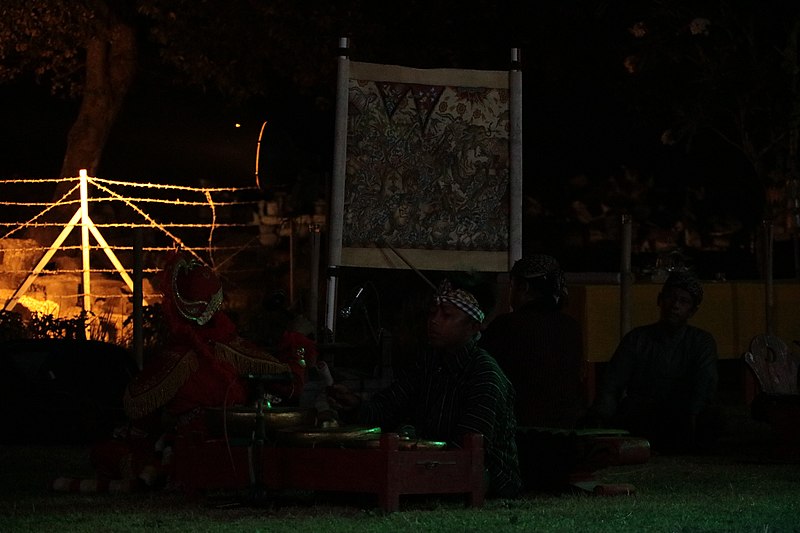 File:Pentas Wayang Beber di Candi Prambanan 12.jpg