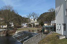 Wehranlage Bruckmühle. Im Hintergrund die Hausmühle