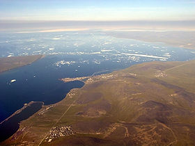 Vista da cidade de Pevek, a parte nordeste da ilha de Big Routan e o estreito de Pevek são visíveis à esquerda.