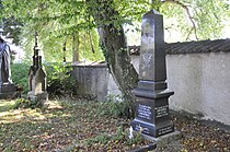 Piedra de tropiezo en la esquina de Mühlensteigle / Zum Eichberg y una piedra conmemorativa en el antiguo cementerio de Jan Kobus