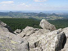 Paysage typique du haut Velay vu du pic du Lizieux ; de nombreux sucs sont visibles.