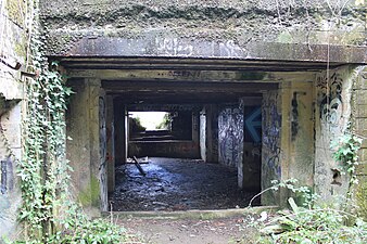 Photo de l'intérieur d'un bunker de combat datant de la Seconde Guerre mondiale