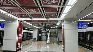 瀋陽大學站四號線站台，以中國古代文字為設計靈感