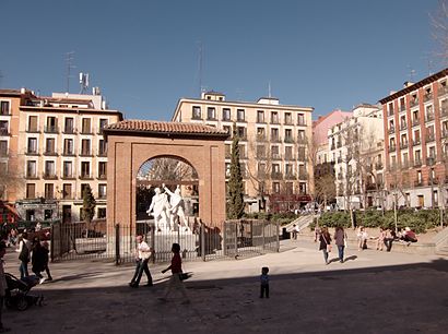 How to get to Plaza Del Dos De Mayo with public transit - About the place